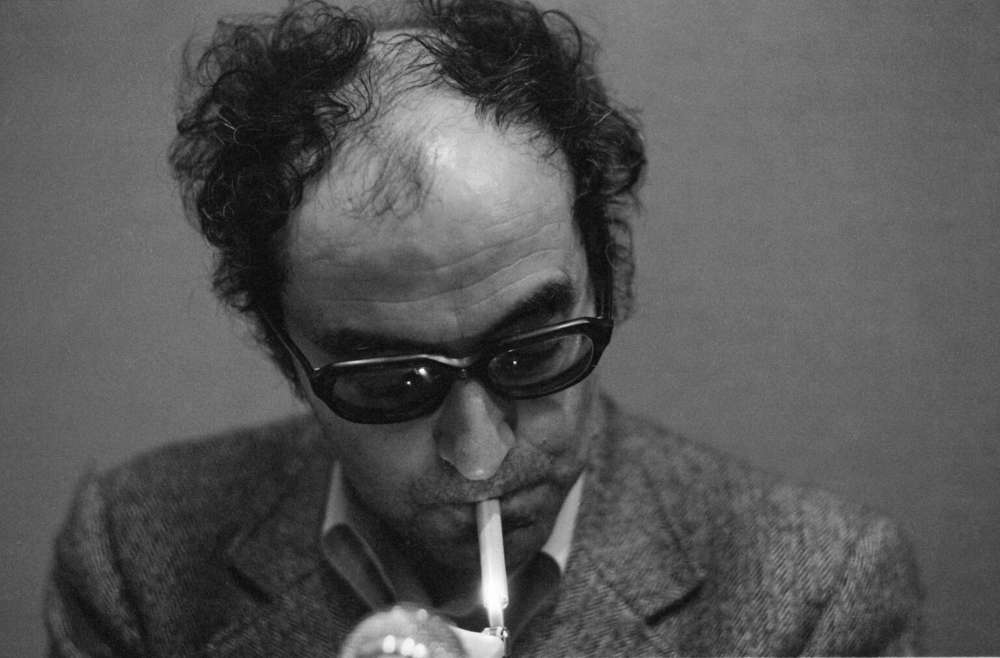Jean-Luc Godard allumant sa cigarette à Paris en octobre 1980, France